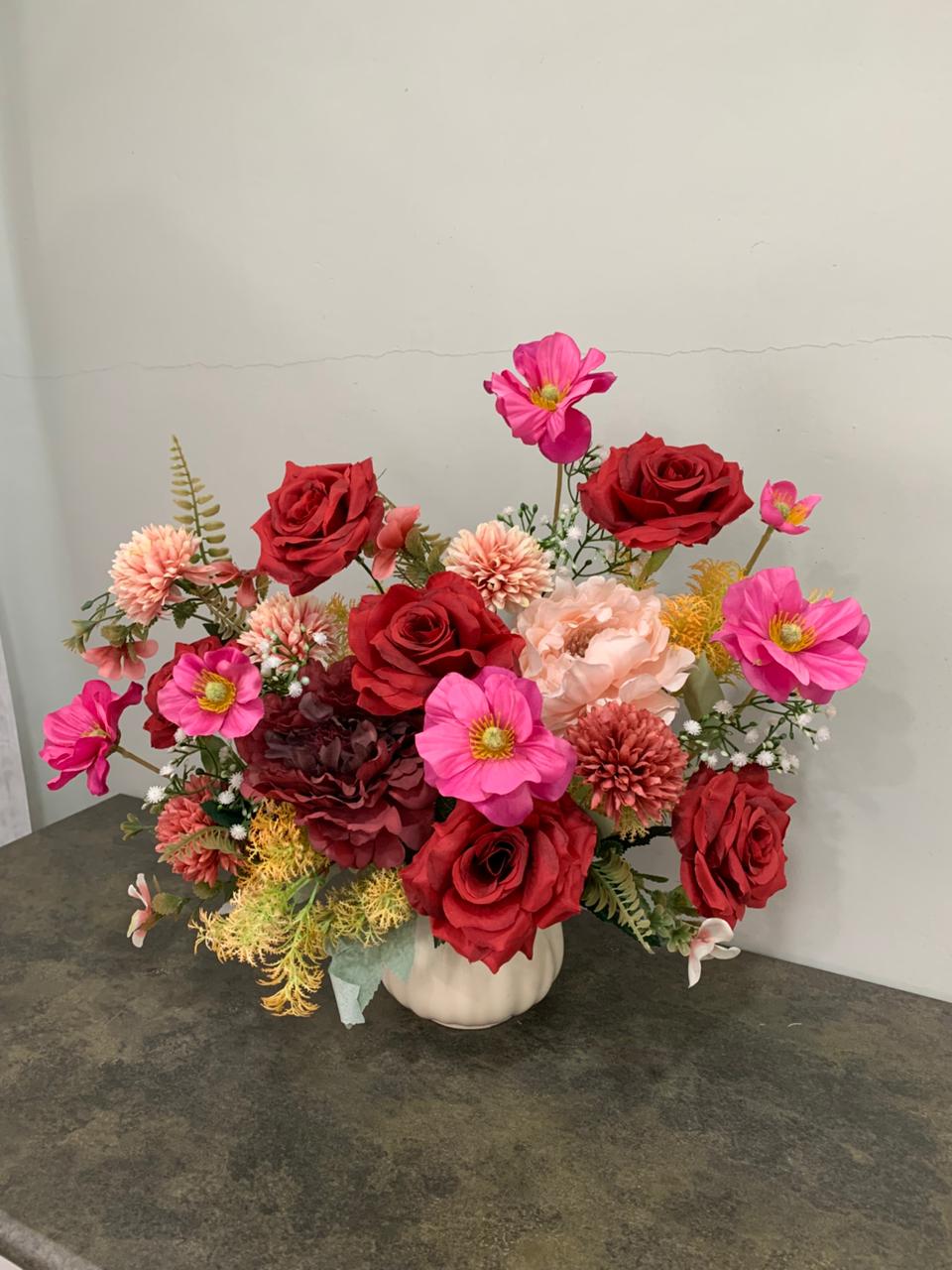 Florist merangkai bunga